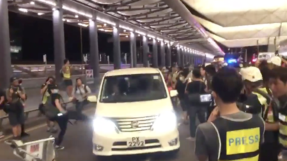 Hong Kong airport demonstrators impede police vans, clash with officers in riot gear (Aaron McNicholas via Storyful) index_main.png