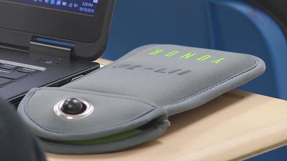 Phone locking system during school day helps students succeed at one