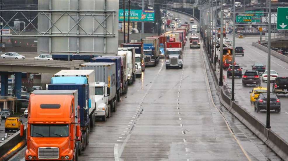 Trucks lined up to Port of Seattle PI credict Z0.jpg Trucks lined up to Port of Seattle PI credict Z0.jpg