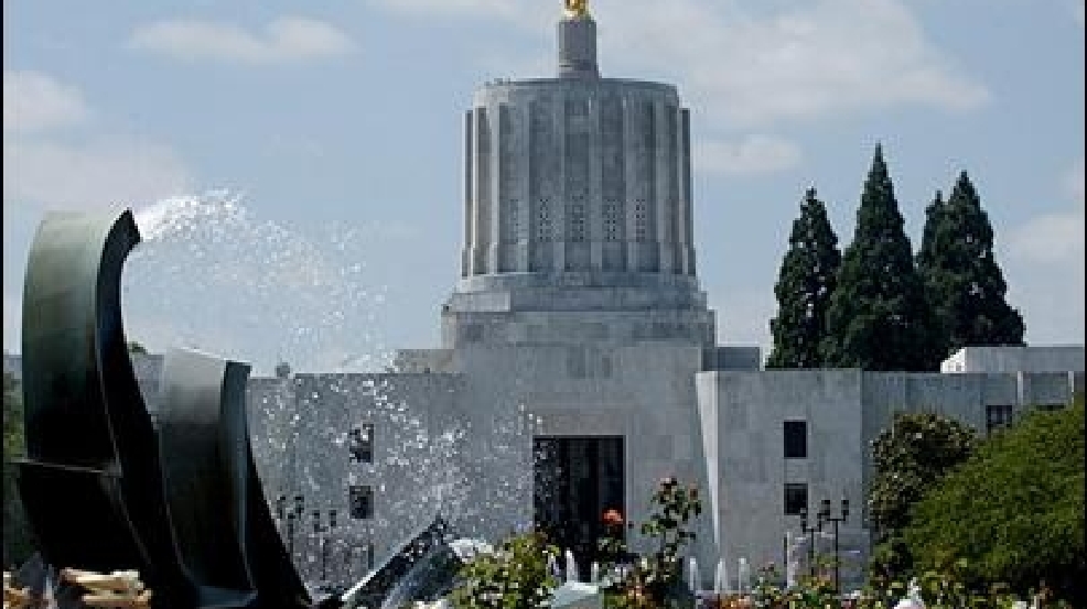 130706_Oregon_State_Capitol_fountain_three_405.jpg