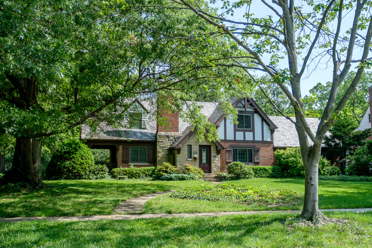 A Sidewalk Tour of the Stunning Homes on Hollywood Avenue in College