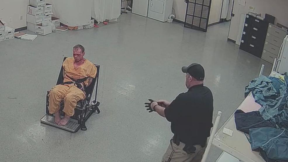 Video Shows Pike County Deputy Punching And Macing Restrained Prisoner Wsyx 