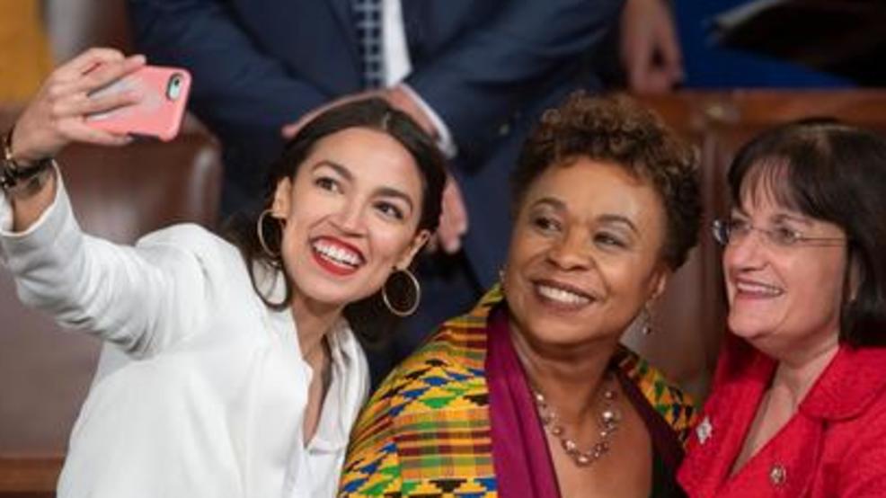 Alexandia Ocasio-Cortez swearing in January 2019 AP96.jpg Alexandia Ocasio-Cortez swearing in January 2019 AP96.jpg