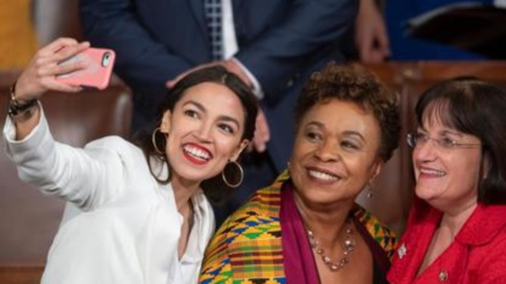 Alexandia Ocasio-Cortez swearing in January 2019 AP96.jpg Alexandia Ocasio-Cortez swearing in January 2019 AP96.jpg